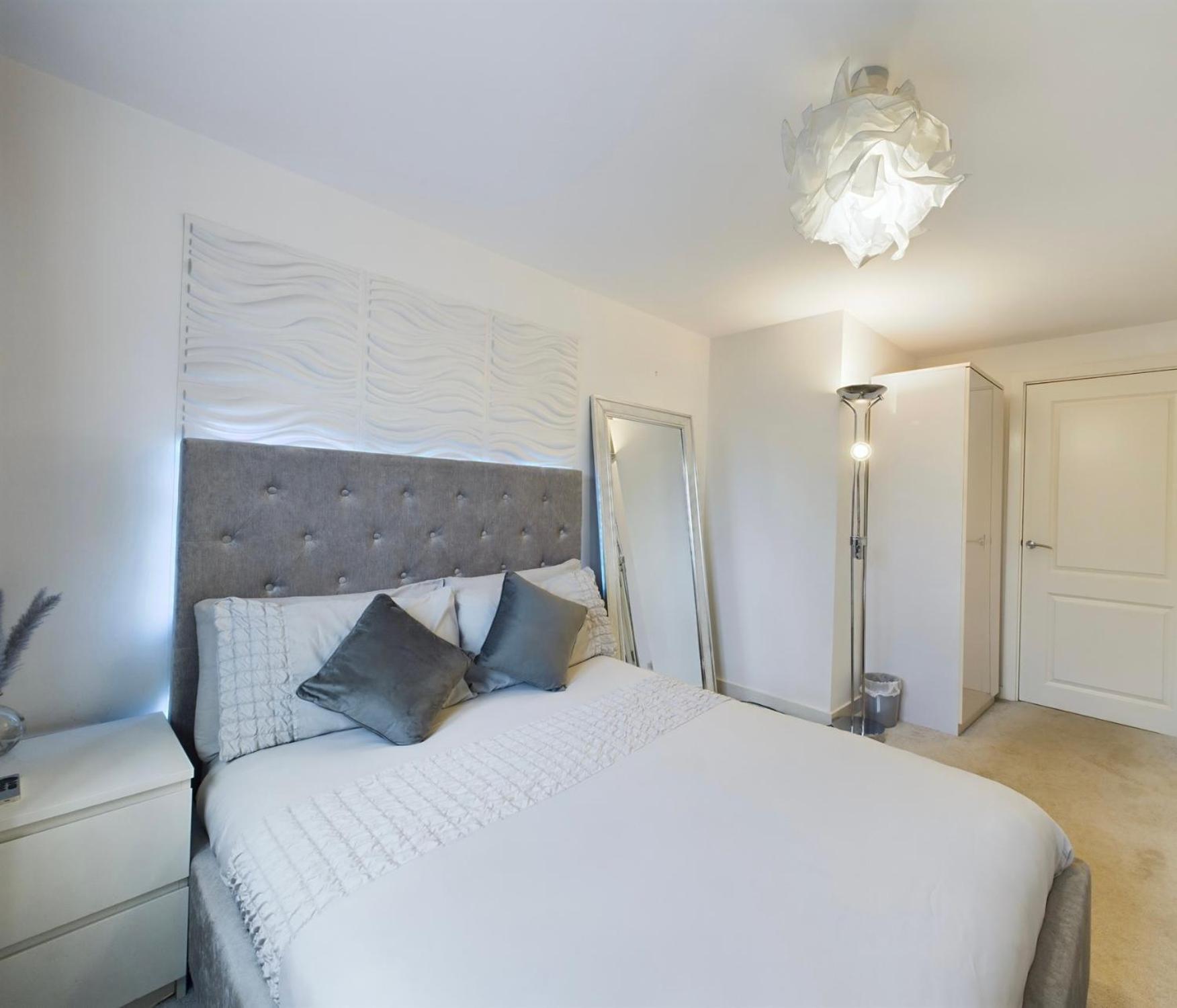 Modern 2 Bed City Apartment With Private Parking Swansea Exterior photo